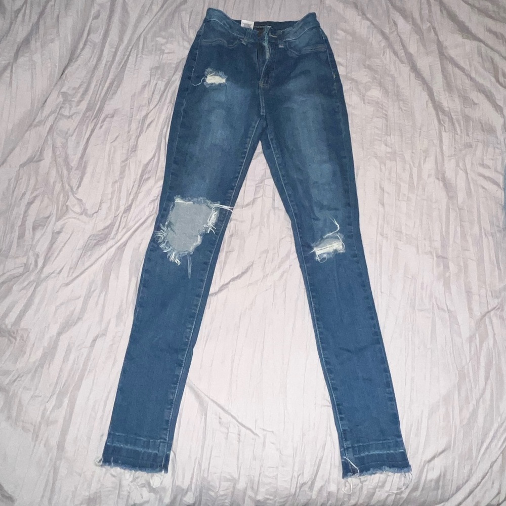 Fashion nova high rise ripped jeans. Size 5(27)